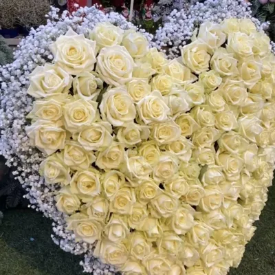 Arrangement floral pour hommage