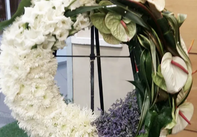 Compositions florales pour deuil à Nice